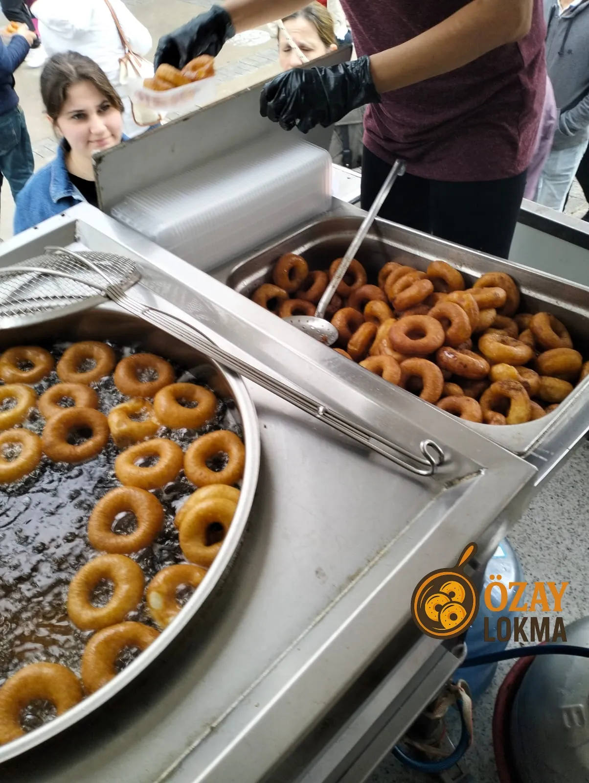 Manisa lokmacı tarafından sunulan lokmaları afiyetle yiyen misafirler
